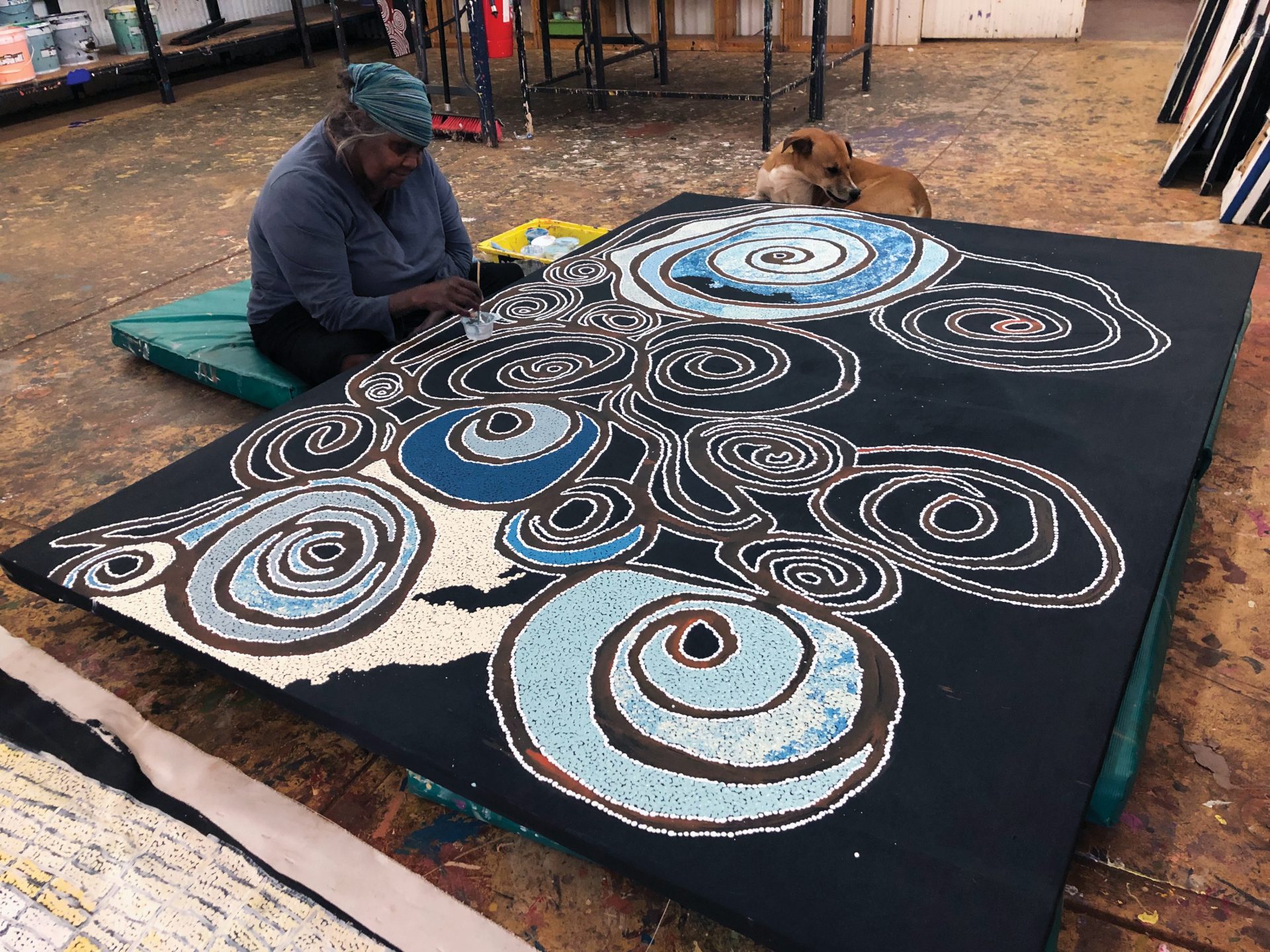 Maureen Baker (AACHWA Director) painting during a Make It Real pilot art centre consultation visit, Warakurna Art Centre, 2022. Photograph by Simone Johnston. 