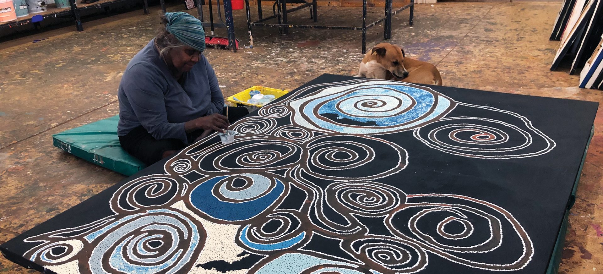 Make It Real artist Maureen Baker, Warakurna Artists, 2022. Photograph by Simone Johnston.