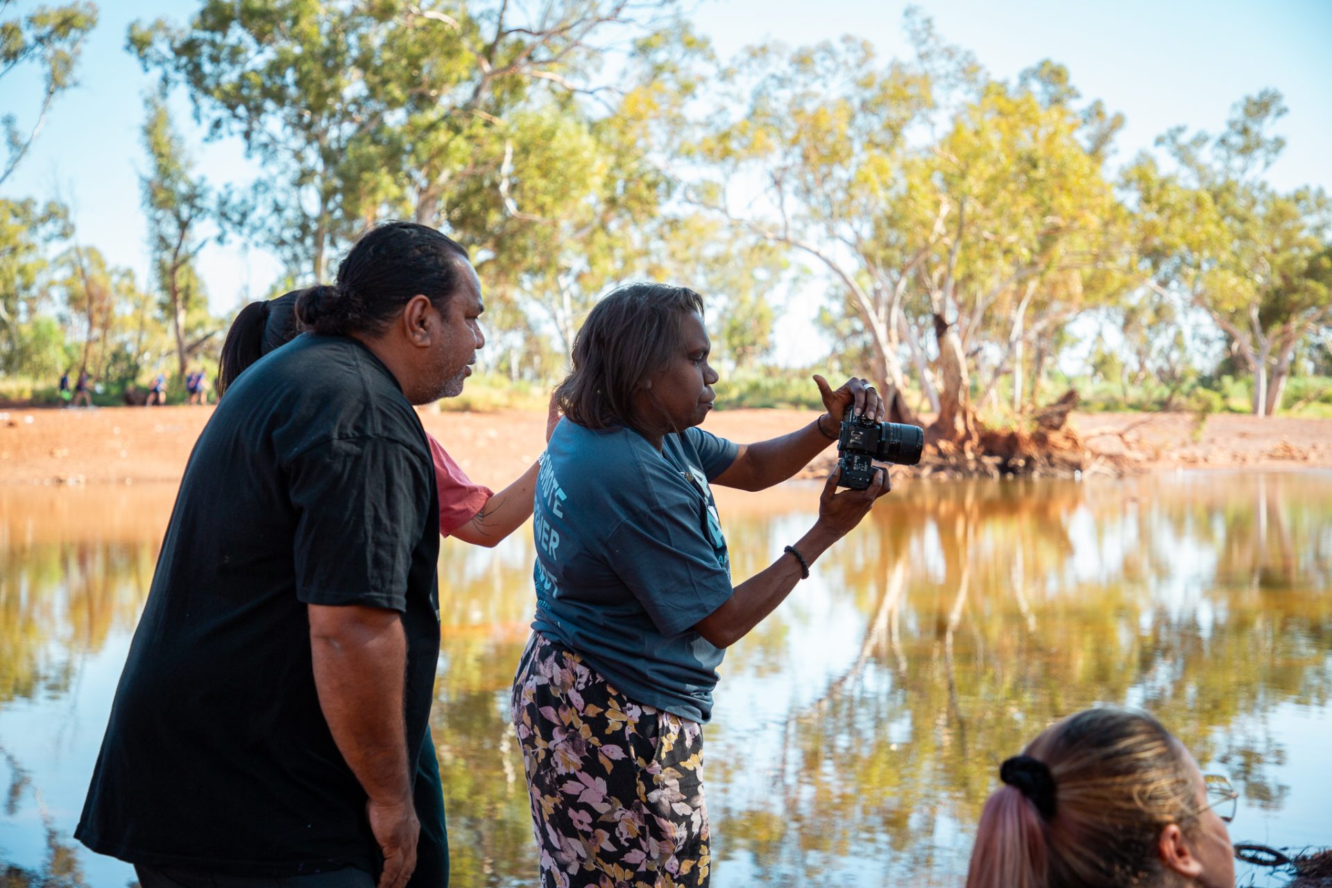 Michael Torres (Photographer/Facilitator) and Sylvia Wilson, Our Future: Aboriginal Arts Worker Training Program at Sandy Creek, Nyiyaparli Country (Newman). Photograph by Jessica Russell.